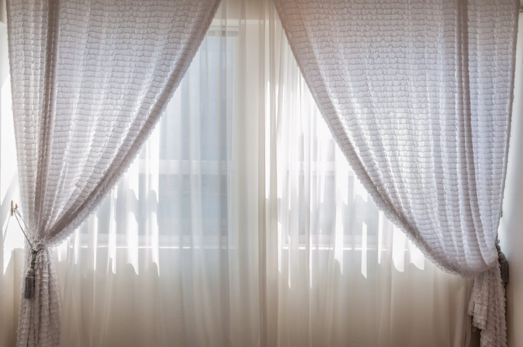 Modern interieur met ramen zonder gordijnen, illustreert waarom je geen gordijnen zou moeten nemen of juist wel