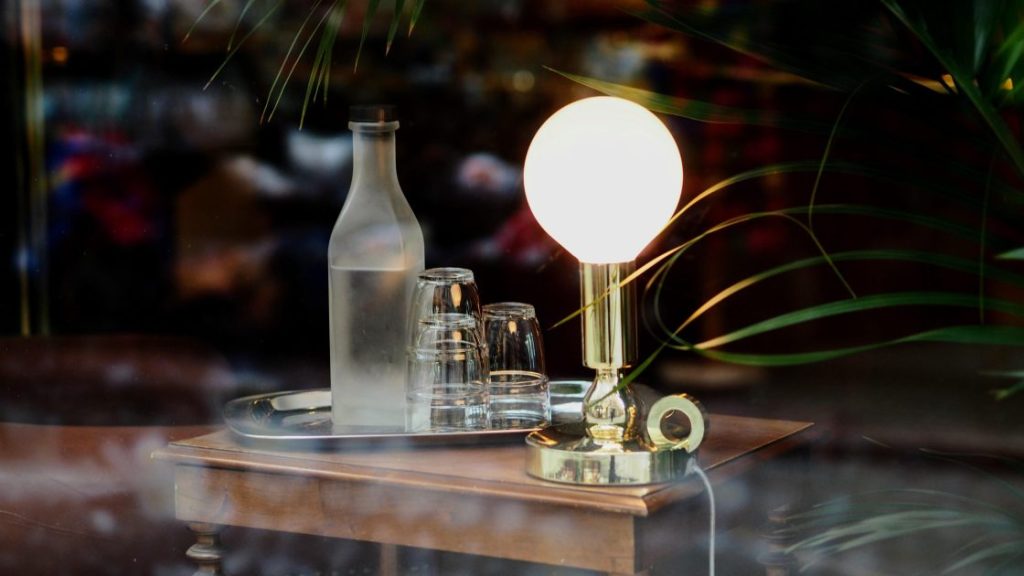 Luxe woonkamerdecoratie met elegante designlampen en vazen in zwart en goud kleuren