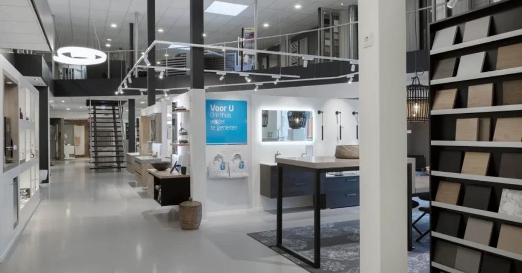 Moderne badkamer showroom met diverse designstijlen en ingerichte voorbeelden van badkamers