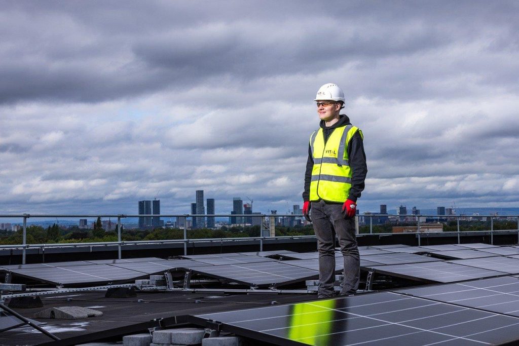 Infographic toont manieren om het potentieel van je energiegebruik te maximaliseren, inclusief efficiënte apparaten en hernie